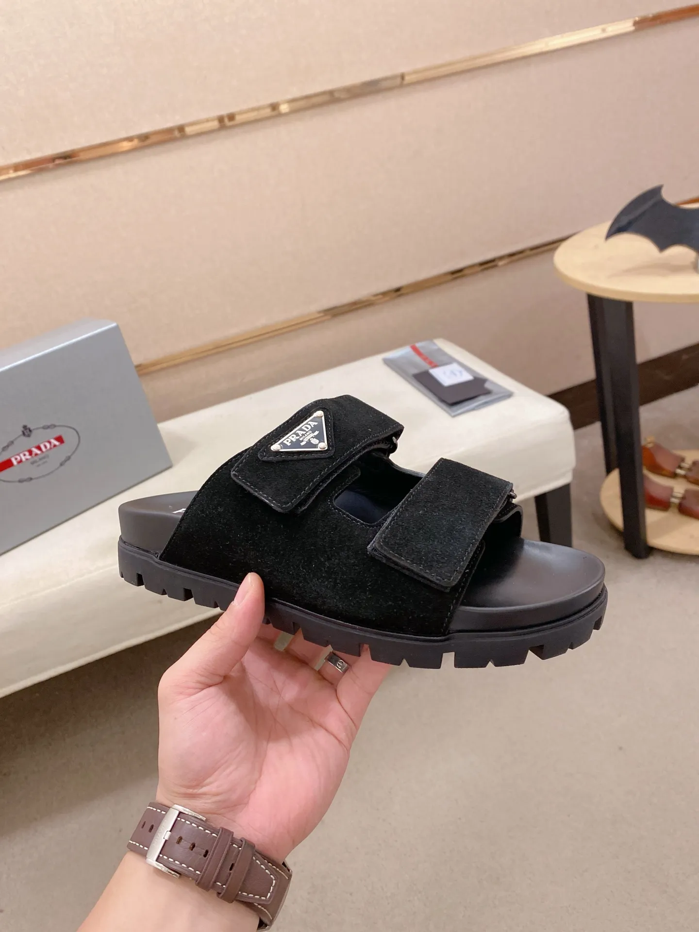 Men's shoes 💰: 440💰 [PRADA Slippers] High-end men's shoes brand official website 1:1 latest masterpiece: original mold opening and customization, the fabric is made of imported suede cowhide original material, upgraded outsole, lighter and non-slip. The market's top quality, simple yet tasteful, a must-have for fashionistas, fashionable at your feet, full of confidence, the same style at the counter 👍The season of summer slippers is here. Code: 38-45